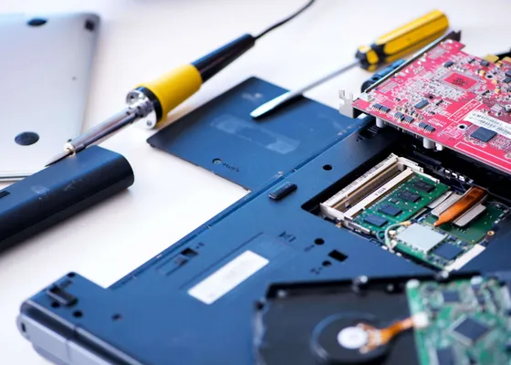Réparation d'un ordinateur portable ouvert