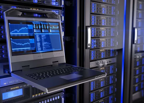 Console de gestion connectée à une baie de serveurs