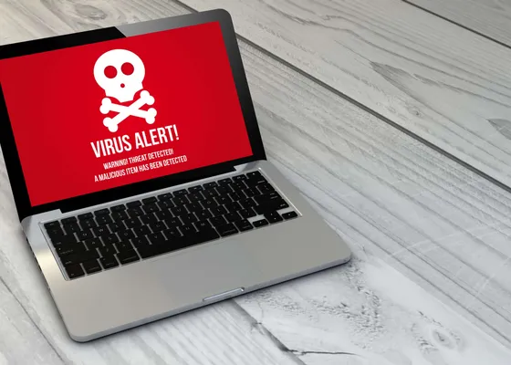 Alerte virus affichée sur un ordinateur portable